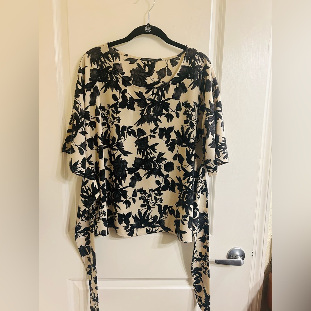 West Kei Medium Top Blue Floral Cream Top